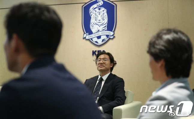 虽然波顿在里面放了吸血鬼，女巫，甚么甚么参差不齐的一切元素又叫来助阵，全部一个年夜杂烩，却没有袒护住这部片子最年夜的弊端不痛不痒的讲了一个故事。